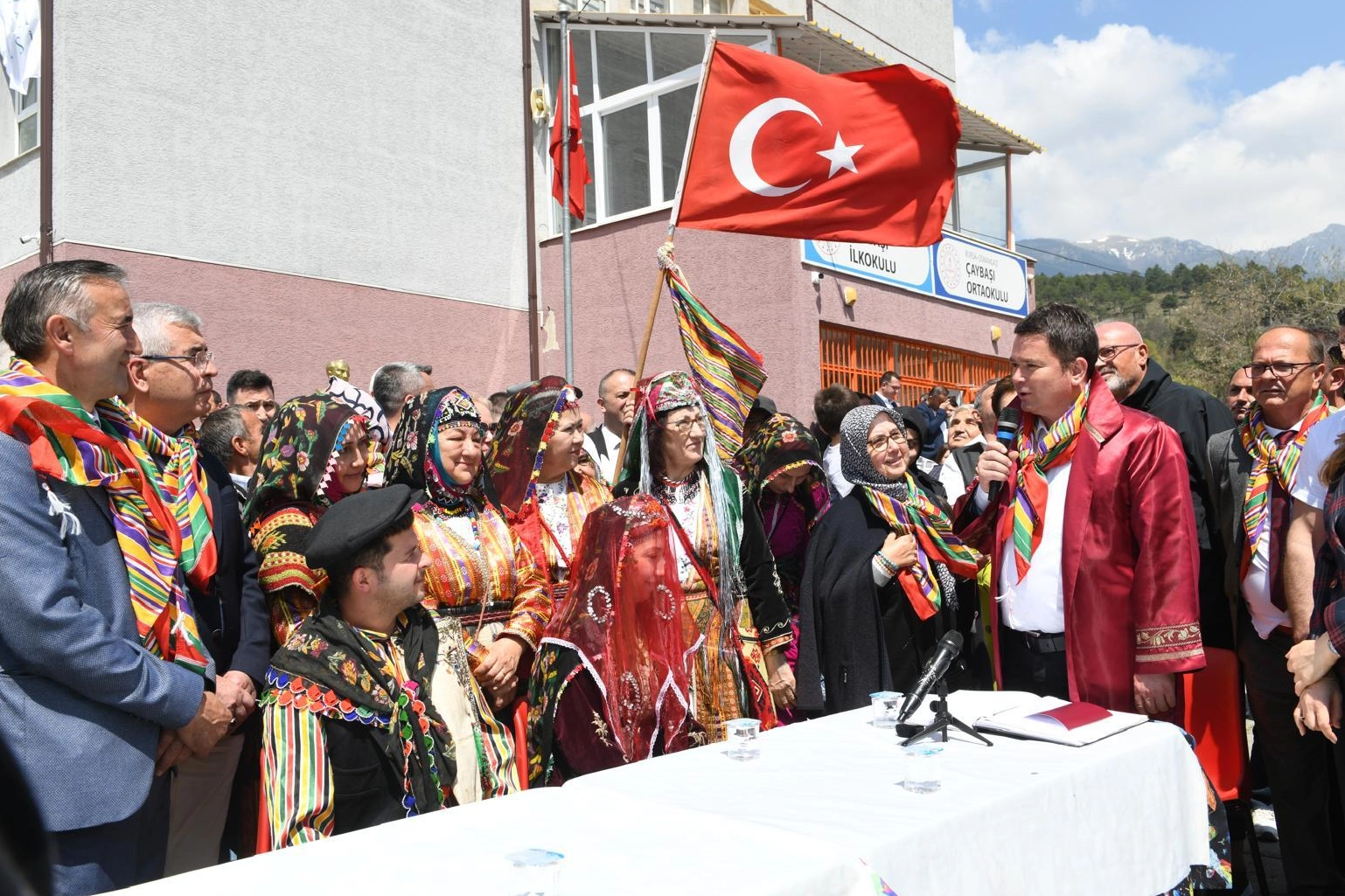 Bursa'da Asırlık Köy Düğünü Coşkusu
