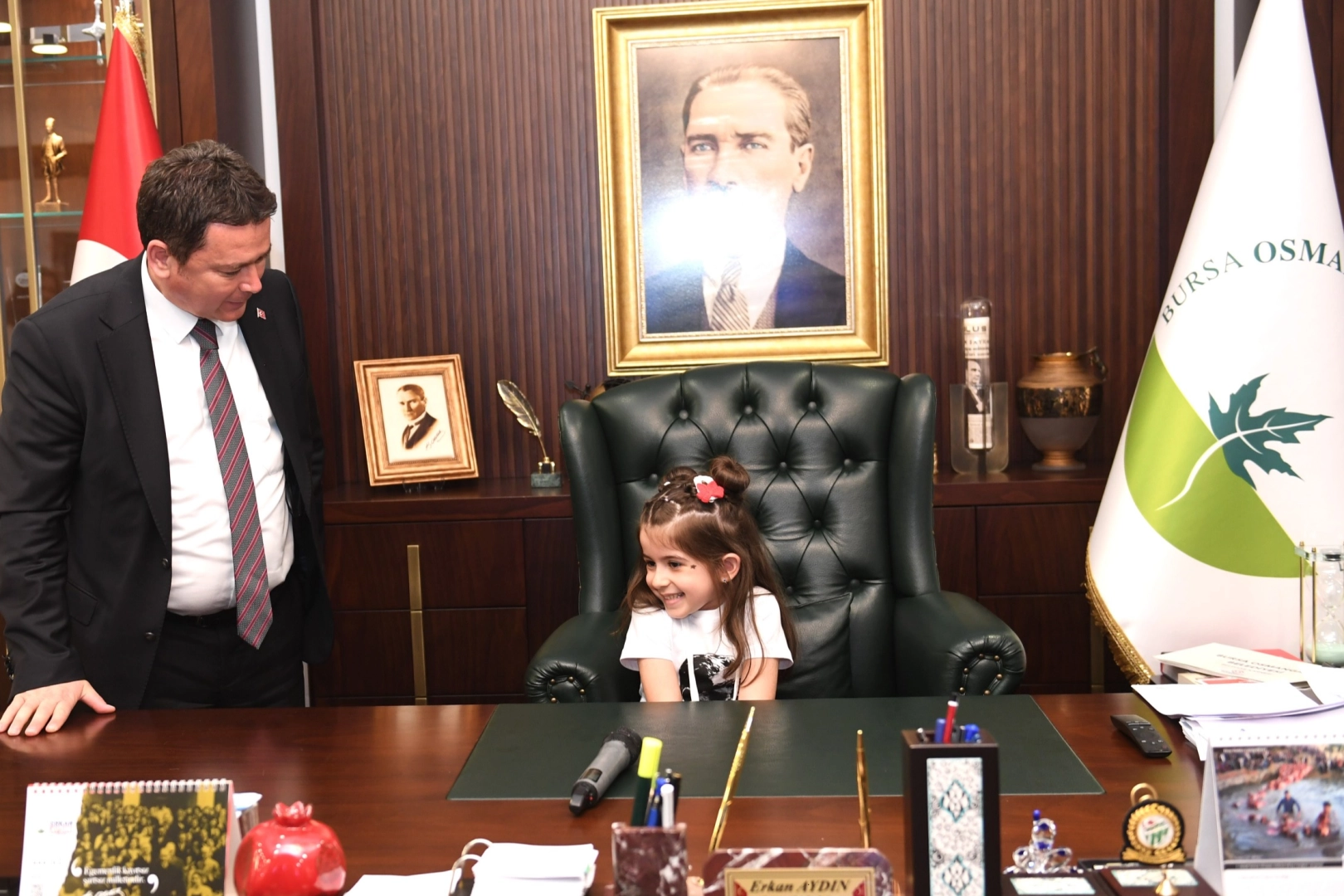Osmangazi Belediye Başkanı, koltuğunu çocuklara devretti
