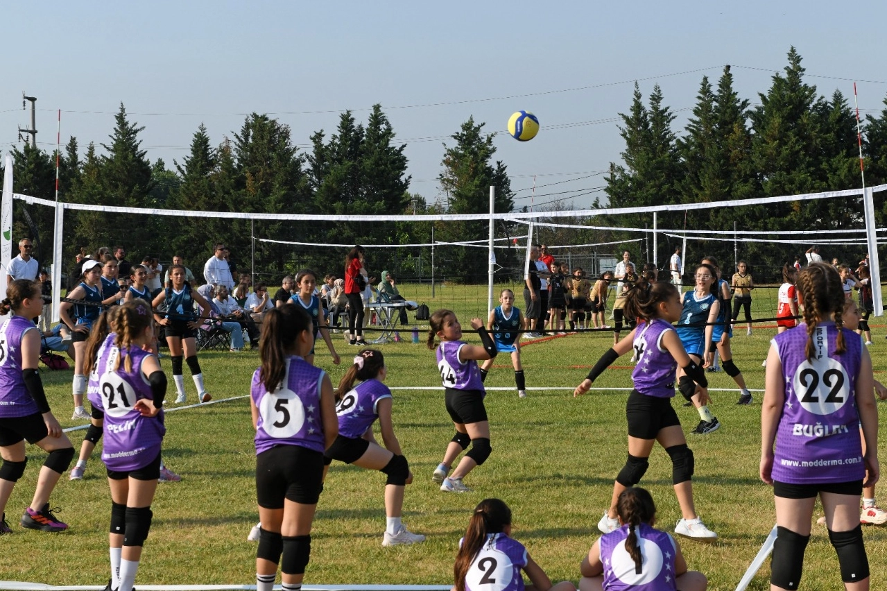 Osmangazi'de 1500 Kız Çocuğu Mini Voleybol Şenliğinde Buluştu

