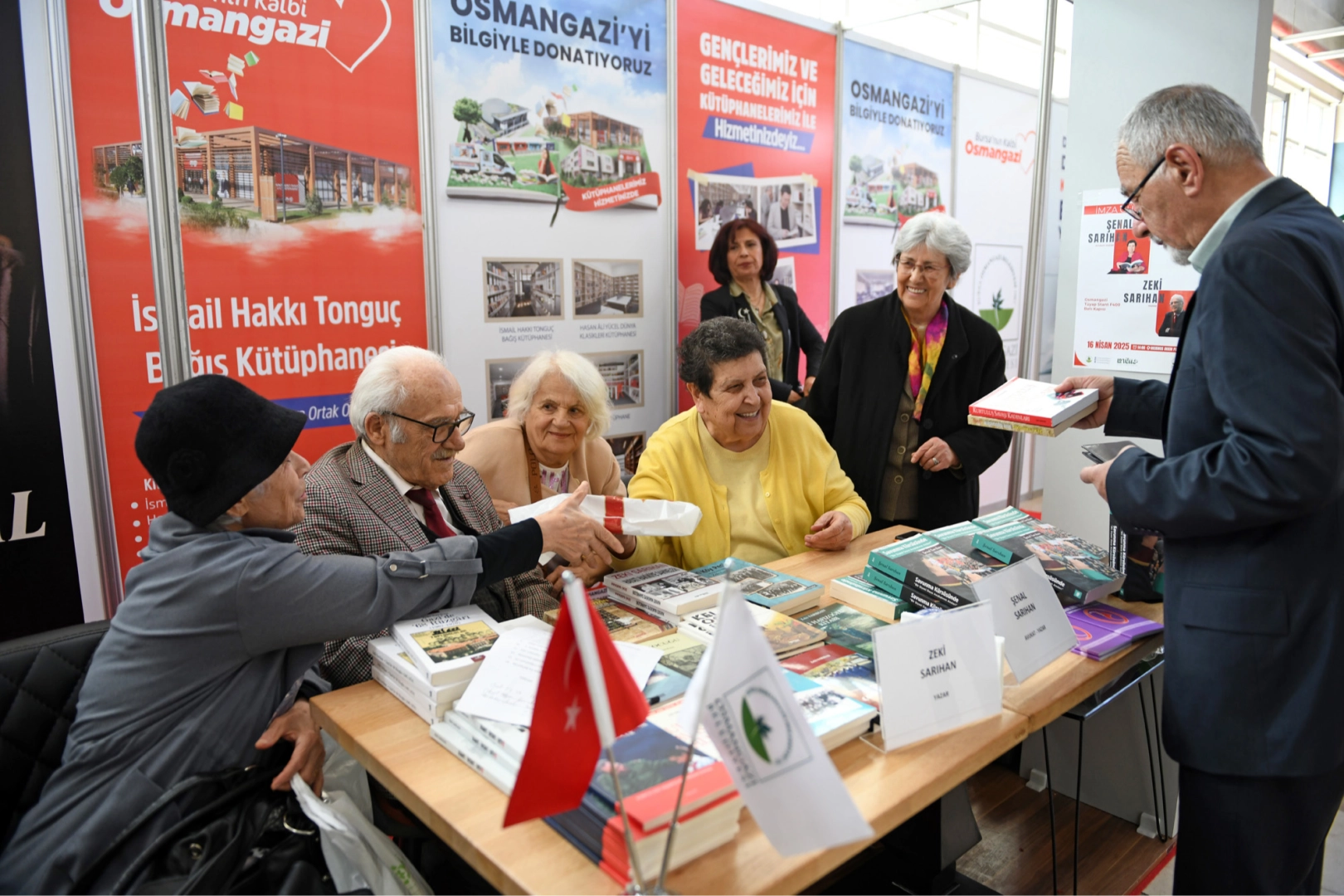 Sarıhan Çifti Bursa Kitap Fuarı'nda İmza Günü Düzenledi

