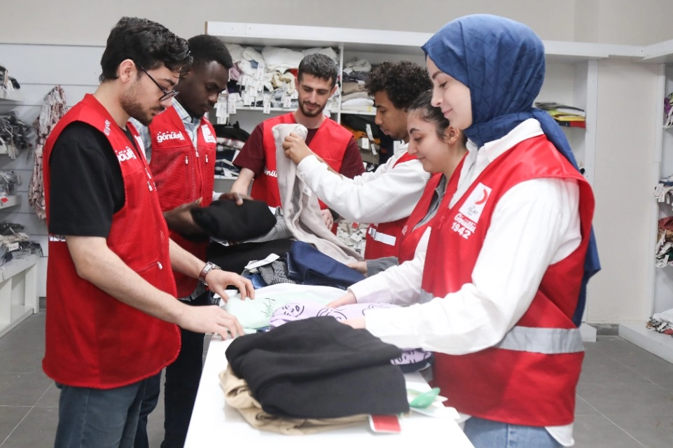 BTÜ'de Kızılay Butik: Öğrencilere ücretsiz giyim desteği
