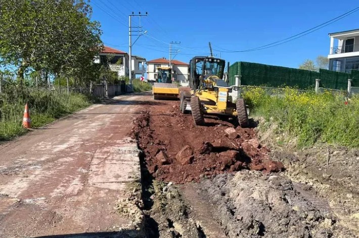 Kocaeli Büyükşehir Belediyesi, ulaşım altyapısını güçlendirmek için önemli çalışmalar yürütüyor.  İmar yolu çalışmaları kapsamında kent genelinde yeni yollar açılıyor ve mevcut yollar iyileştiriliyor.  Bu çalışmalar, vatandaşlardan gelen talepler ve sahadaki ihtiyaçlar doğrultusunda planlanıyor ve yolun fiziksel durumu, trafik yoğunluğu ve bölgesel gelişme hedefleri göz önünde bulundurularak gerçekleştiriliyor.

Gebze Balçık Mahallesi'nde Kumtepe Caddesi'nde yapılan kazı ve dolgu çalışmalarıyla ulaşım daha sağlıklı ve sürdürülebilir hale getiriliyor.  Artmakta olan nüfusun ulaşım ihtiyaçları da bu çalışmalar ile karşılanıyor.

Kandıra ilçesinde ise kırsal bölgelerdeki yol bozulmaları gideriliyor. Kazı ve terasman çalışmalarıyla yol altyapısı güçlendirilerek, tarım ve hayvancılıkla uğraşan vatandaşların ulaşımı kolaylaştırılıyor ve acil durumlara müdahale daha hızlı ve konforlu bir şekilde sağlanabiliyor.

Bu çalışmaların amacı sadece ulaşımı iyileştirmek değil, aynı zamanda mahalleleri birbirine bağlayarak ekonomik canlılığı ve toplumsal hareketliliği artırmaktır.
