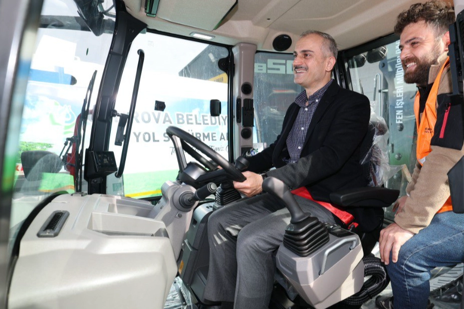 Çayırova'ya Yeni Yol Süpürme ve Kepçe Aracı
