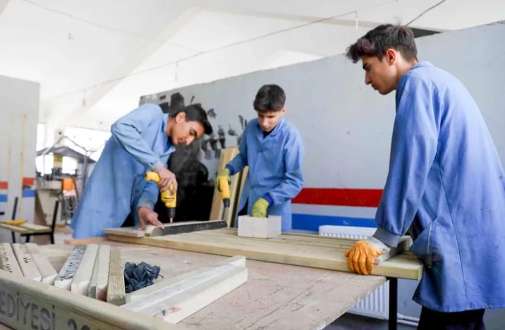 Mardin Büyükşehir Belediyesi'nin Kızıltepe Mimar Sinan Mesleki ve Teknik Anadolu Lisesi ile yaptığı iş birliği, gençlere mesleki eğitim sağlama ve şehrin ihtiyaç duyduğu kent mobilyalarını yerel kaynaklarla karşılama açısından oldukça başarılı bir örnek teşkil ediyor.  Protokol kapsamında öğrenciler, okulun atölyelerinde piknik masaları, çöp kovaları, oturma bankları ve taziye evi mobilyaları gibi ürünleri üretiyorlar.  Bu sayede teorik bilgilerini pratiğe dökme fırsatı bulan öğrenciler, gerçek iş deneyimi kazanarak geleceğe daha donanımlı bir şekilde hazırlanıyorlar.  Belediyenin bu yaklaşımı, eğitimi sadece okul sıralarıyla sınırlı görmeyip, hayatın içine ve üretim süreçlerine entegre etmesiyle dikkat çekiyor.  Proje, hem şehir kalkınmasına hem de genç istihdamına önemli katkılar sağlıyor ve öğrencilere ürettikleriyle şehirlerine değer katmanın gururunu yaşatıyor.
