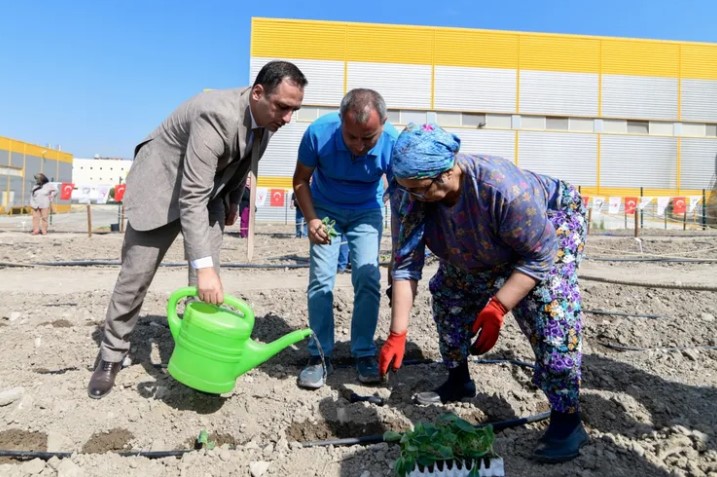 Bornova'da Kadınlara Kent Bostanı Fırsatı
