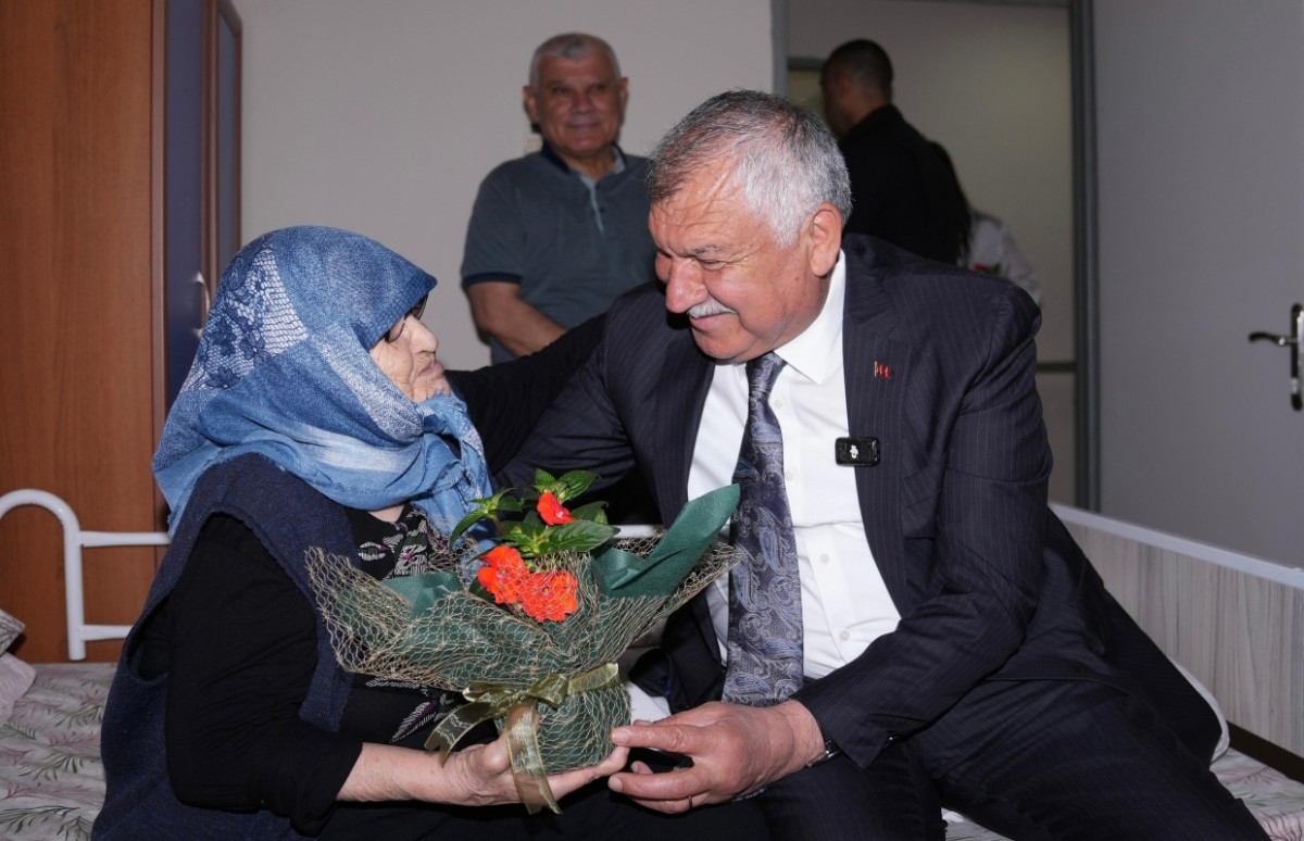 Başkan Zeydan Karalar'ın Anneler Günü vesilesiyle Seyhan Huzurevi'ni ziyaret ederek sakinlerle bir araya gelmesi güzel bir haber. Yaşlı bireylerle yakından ilgilenmesi ve onlara çiçek vererek bu özel günlerinde yalnız olmadıklarını hissettirmesi takdire şayan bir davranış.  Huzurevi sakinlerinin memnuniyetini dile getirmeleri de ziyaretin sıcak ve samimi bir ortamda geçtiğini gösteriyor.
