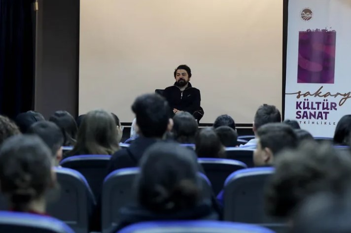 Yazar Yanık, Sakarya'da Gençlerle Edebiyatı Tartıştı
