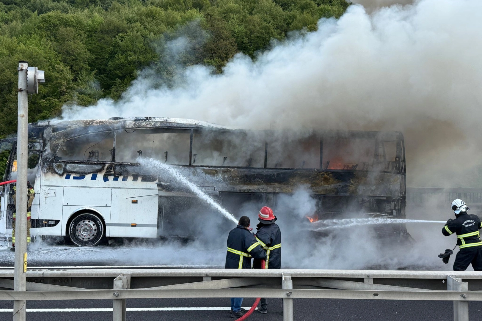 Düzce'de Yolcu Otobüsü Yanınca Trafik Aksadı

