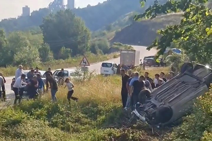 Düzce'de Şarampole Devrilen Otomobilde Yaralı
