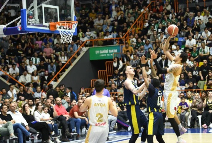 Konya Büyükşehir Belediyespor, Türkiye Sigorta Basketbol Ligi Play-Off yarı final serisinin ikinci maçında MKE Ankaragücü Ikon Menkul'ü 90-79 mağlup ederek seriyi 1-1'e getirdi.  Maç, Selçuklu Belediyesi Spor Salonu'nda büyük bir taraftar desteğiyle oynandı.  Konya Büyükşehir Belediye Başkanı Uğur İbrahim Altay, Karatay Belediye Başkanı Hasan Kılca ve Tümosan Konyaspor Kulüp Başkanı Ömer Korkmaz da maçı yerinde takip etti.  Serinin üçüncü ve son maçı 10 Mayıs Cumartesi günü saat 20.30'da Ankara'daki TOBB ETÜ Spor Salonu'nda oynanacak.
