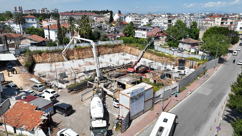 Antalya Büyükşehir Belediyesi'nin Balbey Mahallesi'nde yürüttüğü kentsel dönüşüm çalışmaları hız kazandı.  Büyükşehir Belediye Başkanı Muhittin Böcek'in  