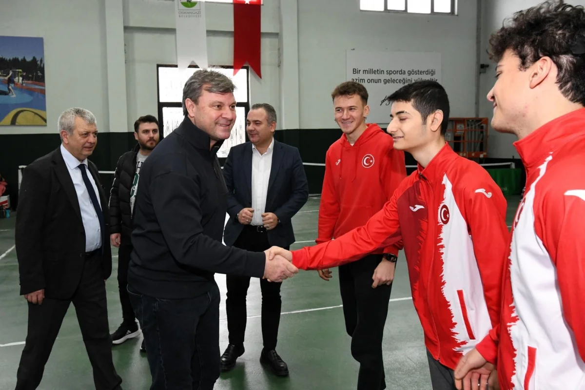 Ertuğrul Sağlam, Osmangazi Belediyesporlu Genç Tenisçilerle Buluştu