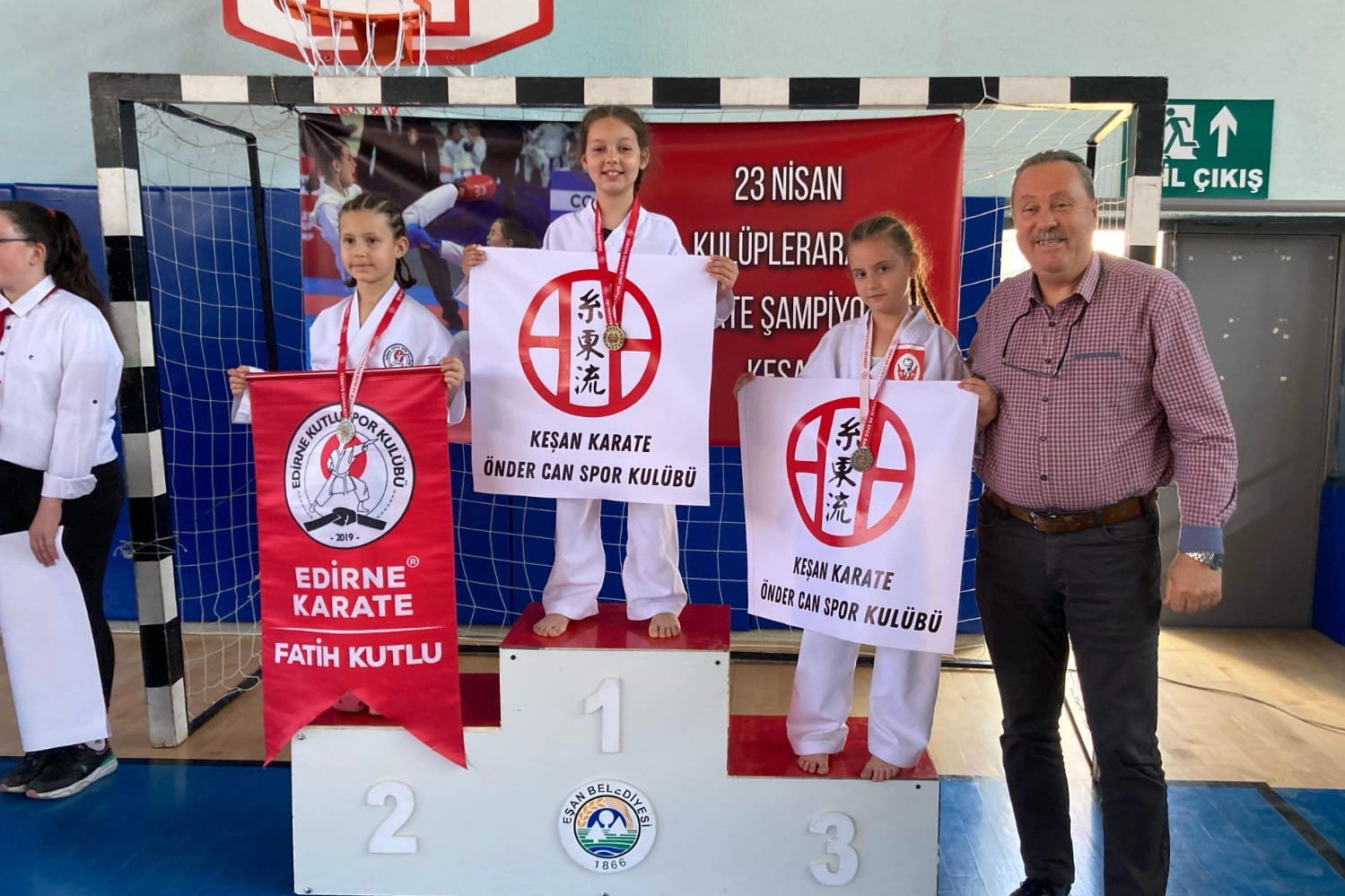 Keşan'da Karatede Tarihi Madalya Yağmuru
