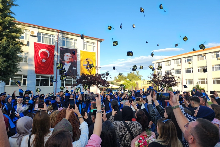 Keşan MYO'da 120 Mezun Keplerini Havaya Fırlattı
