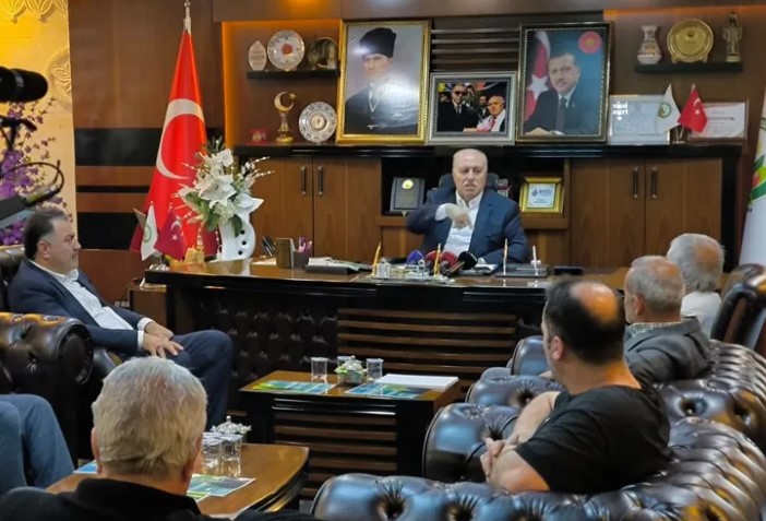 Yeşilli'de hayata geçirilecek olan Güneş Enerjisi Santrali (GES) projesi hakkında Belediye Başkanı Hayrettin Demir'in açıklamaları, projenin şeffaflığını ve köylüler için faydalarını vurgulamaktadır.  Proje, devlet ve Yeşilli Belediyesi işbirliğiyle yürütülmekte olup, köylere ücretsiz elektrik sağlamayı amaçlamaktadır.  Başkan Demir, projenin ÇED raporu ve ilgili kurum onaylarının alındığını, herhangi bir şirket veya taşeronun bulunmadığını ve arazinin mera alanı olmadığını belirtmiştir.  Sosyal medyada ortaya atılan iddialara karşı ise uzlaşmacı bir yaklaşım sergileyen Demir, köylülerin rızası olmadan hiçbir işlem yapılmayacağını ve projenin Zeytinli köyü sakinleriyle birlikte yürütüleceğini ifade etmiştir.  Maliyetin İller Bankası desteğiyle düşürüldüğü ve projenin 7 yıldır seçim bildirgesinde yer aldığı da açıklamalar arasında yer almaktadır.
