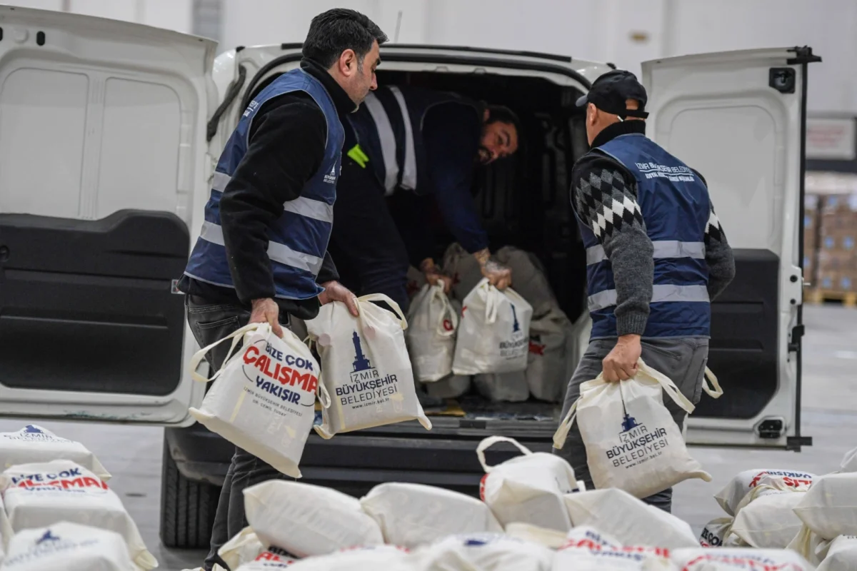 İzmir Büyükşehir 24 Bin Aileye Kahvaltı Paketi Ulaştırıyor