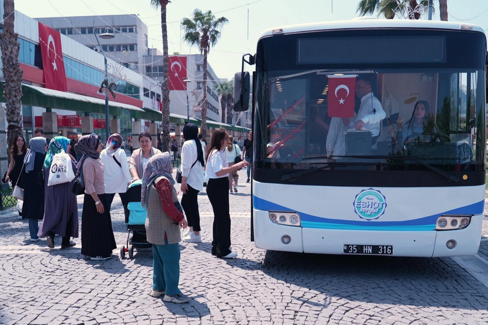Yenilenen ESHOT Sergisi İzmir'de Büyük İlgi Gördü
