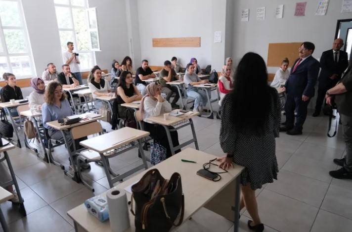 Sakarya'da 7-9 Mayıs 2025 tarihleri arasında üçüncü kez düzenlenen Psikolojik Danışmanlık ve Rehberlik Günleri büyük bir başarıyla gerçekleştirildi.  Sakarya İl Milli Eğitim Müdürlüğü koordinasyonunda, Adapazarı, Serdivan, Erenler, Akyazı ve Hendek Rehberlik ve Araştırma Merkezleri işbirliğiyle Şehit Erol Olçok Anadolu Lisesi Konferans Salonu ve Sezginler Mesleki ve Teknik Anadolu Lisesi'nde yapılan etkinliğe geniş katılım sağlandı.

Etkinlikte EMDR, ACT, BDT, psikodrama, psikoonkoloji ve Optimum Denge Modeli gibi güncel yaklaşımların uygulamalı olarak aktarıldığı 25'e yakın atölye çalışması yürütüldü.  Alan uzmanları tarafından yönetilen bu çalışmalar, katılımcılar tarafından oldukça verimli bulundu ve içerik çeşitliliği ile mesleki katkıları açısından olumlu değerlendirildi.  Etkinliğin önümüzdeki yıllarda da sürdürülmesi planlanıyor.

Sakarya İl Milli Eğitim Müdürü Coşkun Bakırtaş, açılış konuşmasında etkinliğin rehberlik hizmetlerinin niteliğini artırmaya yönelik önemli bir adım olduğunu vurguladı.  Psikolojik danışmanların mesleki gelişimini destekleyen bu tür organizasyonların, Türkiye Yüzyılı Maarif Modelinin öngördüğü bütüncül eğitim yaklaşımıyla örtüştüğünü belirterek,  yeni modelin öğrenci gelişimini akademik, sosyal ve duygusal boyutlarıyla ele aldığını ve bu süreçte rehberlik uzmanlarının kilit bir rol üstlendiğini ifade etti.
