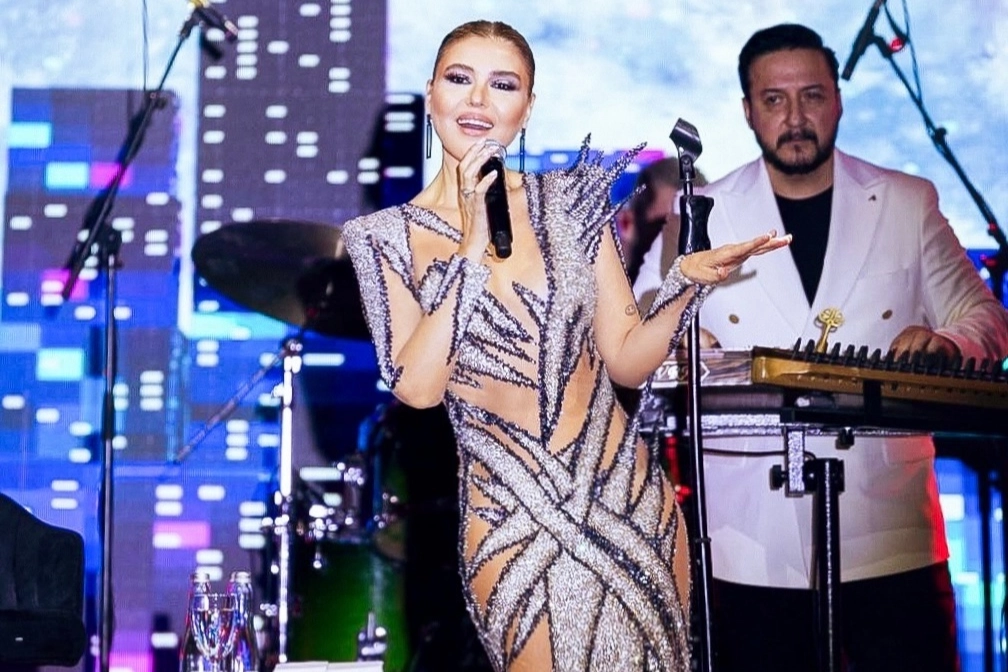 Gülben Ergen yeni yılı İzmir'de sahnedeki ritüelle karşıladı