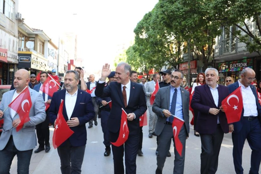 İnegöl'de 23 Nisan coşkusu: Sokaklar çocuklarla doldu
