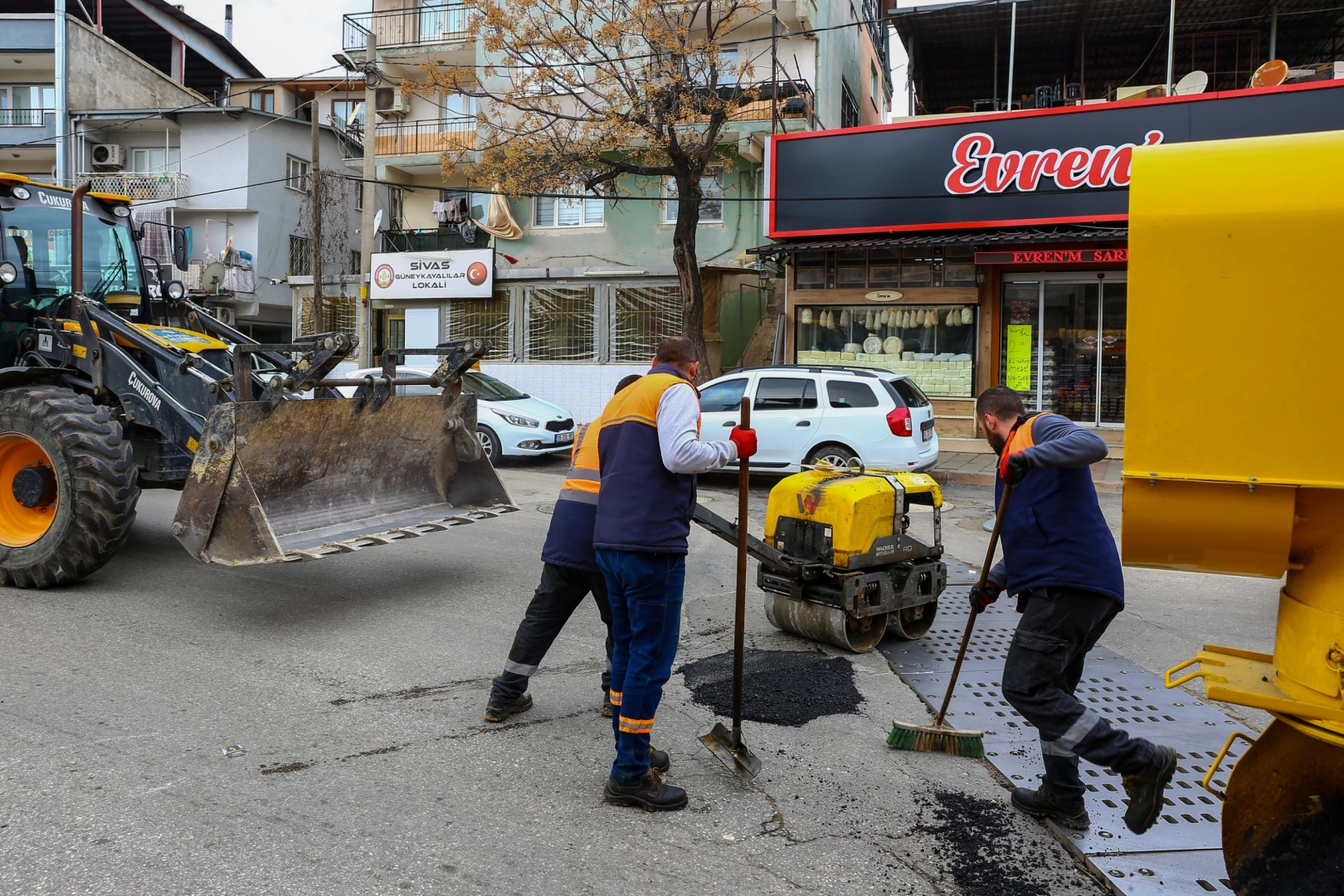 Robot, İzmir Karabağlar'ın yollarını tamir ediyor
