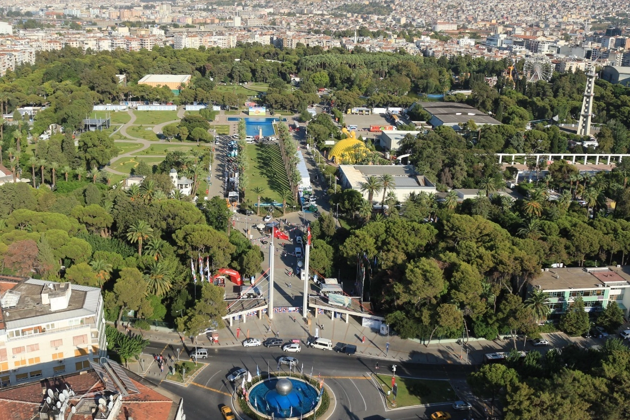 İzmir Kültürpark'ta Yeşil Alanlar Genişliyor

