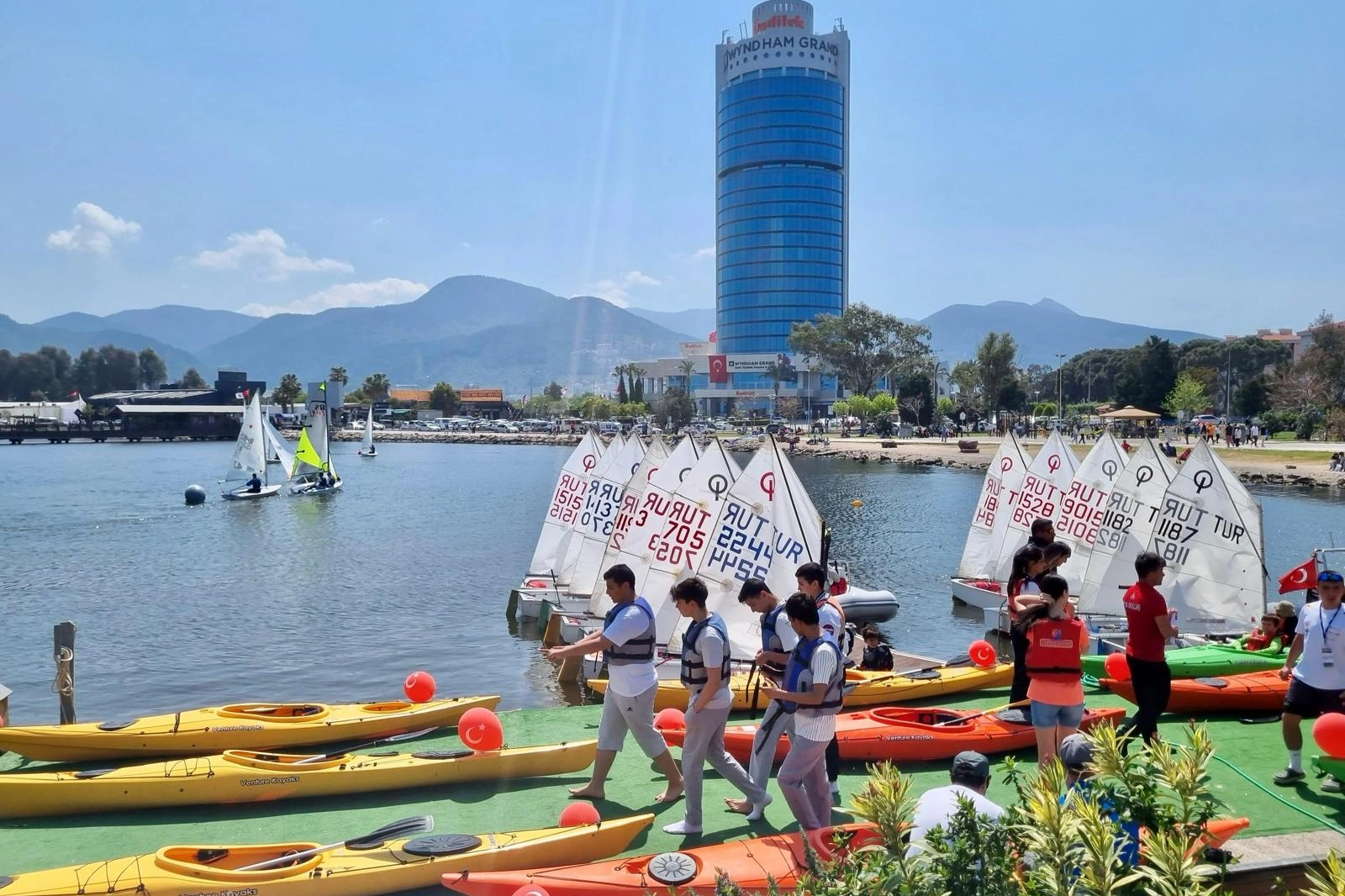 İzmir'de Çocuklar İçin Su Sporları Şenliği
