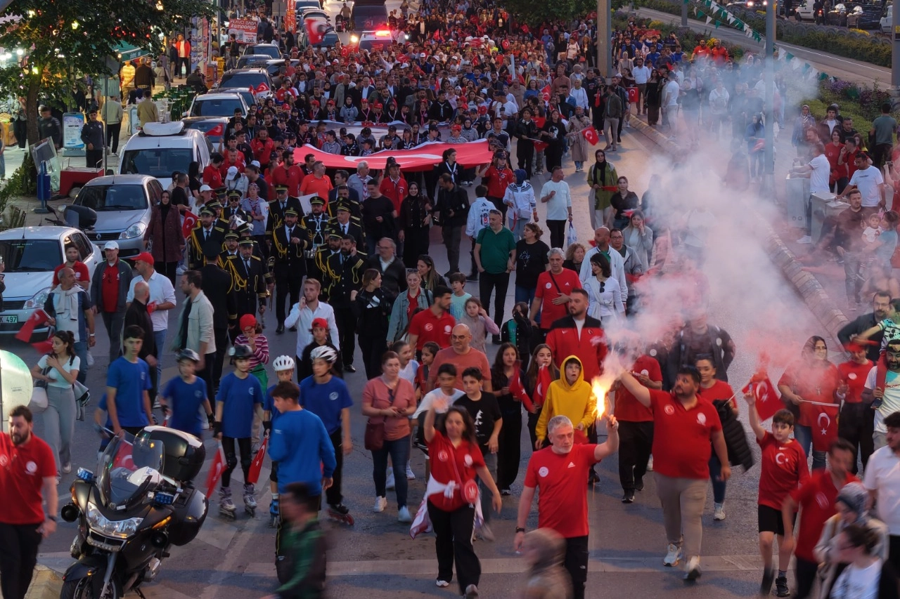 İzmit'te Rekor Katılımlı 19 Mayıs Korteji

