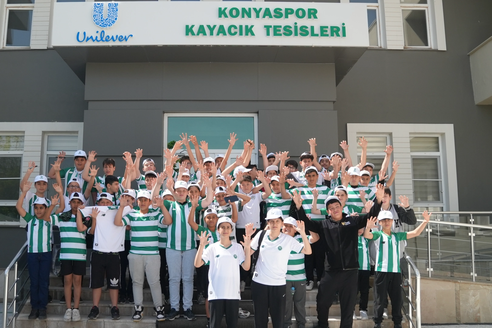Karataylı Çocuklar Konyaspor'u Ziyaret Etti
