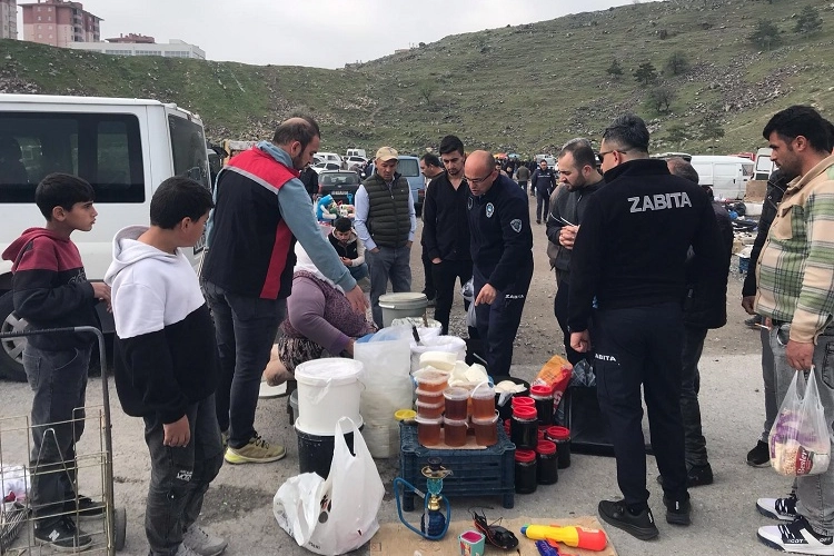 Kayseri'de Bit Pazarı Gıda Denetimi: Sağlıksız Ürünlere El Konuldu
