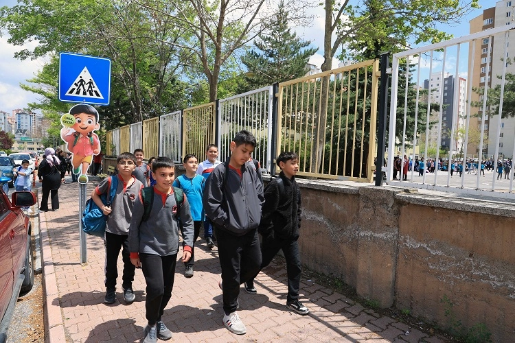 Talas'ta Okul Geçitlerine Sevimli Uyarılar Yerleştirildi
