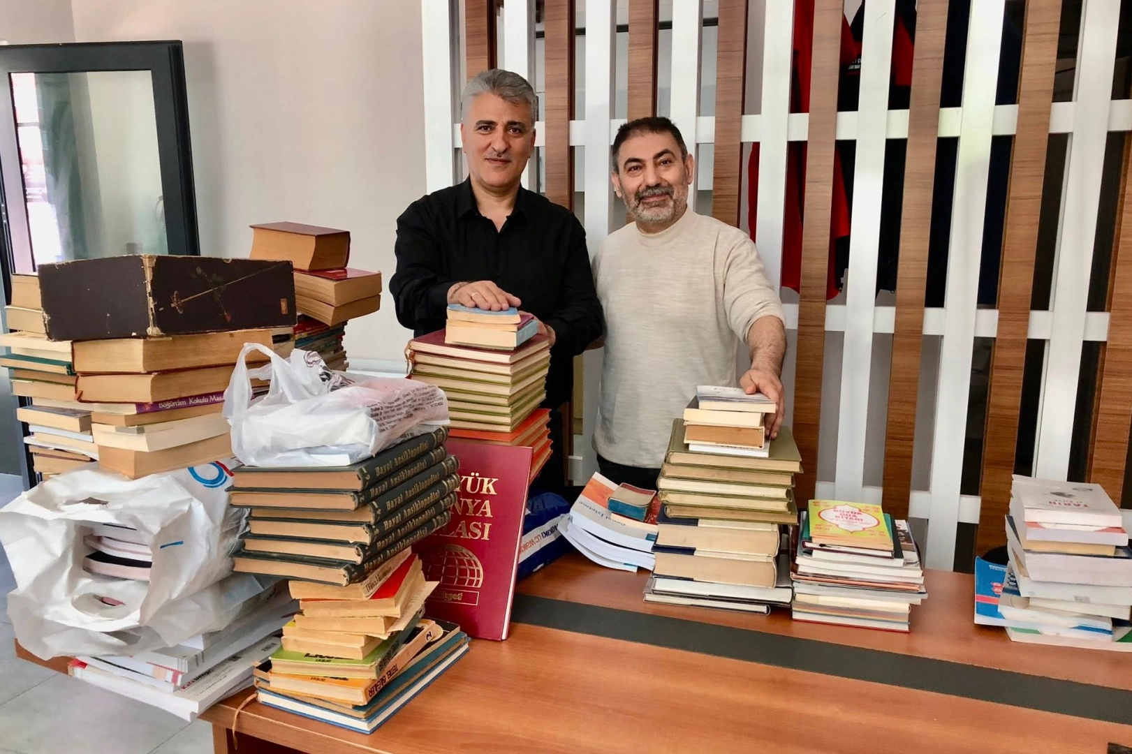 Kocaeli Muhtarı'ndan Şehit Kütüphanelerine 1000 Kitap Bağışı
