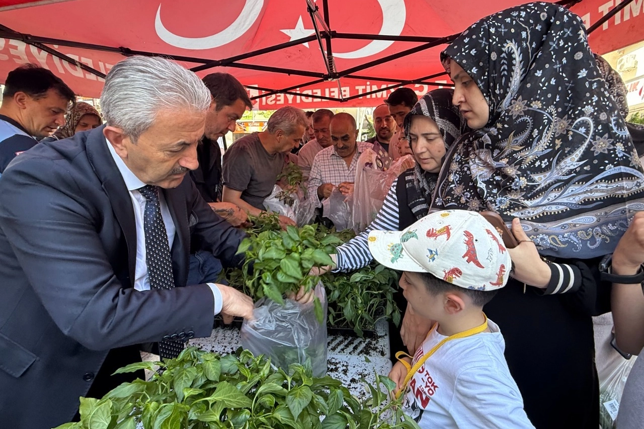 İzmit Belediyesi'nden Vatandaşlara Ücretsiz Fide Dağıtımı
