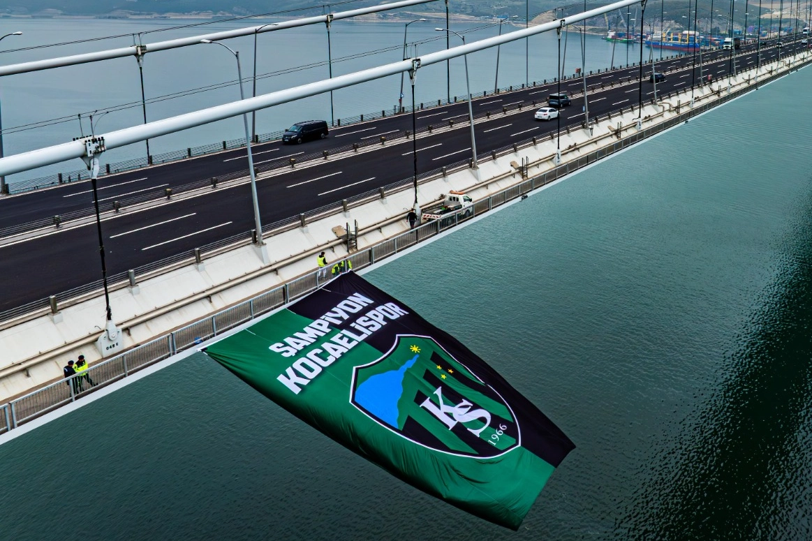 Kocaelispor Bayrağı Osmangazi Köprüsü'nü Süsledi
