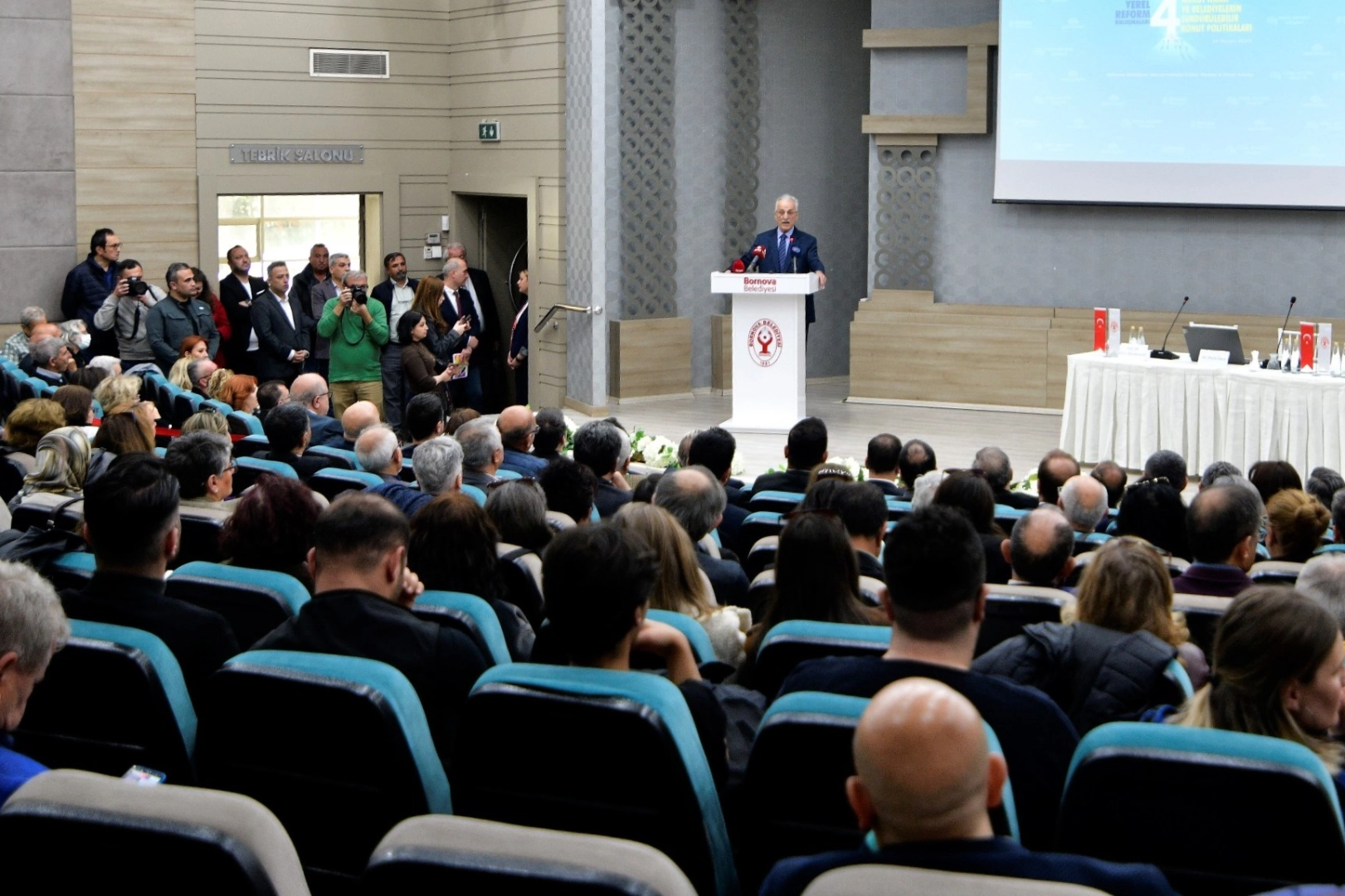 Bornova'da Sürdürülebilir Konut Politikaları Tartışıldı
