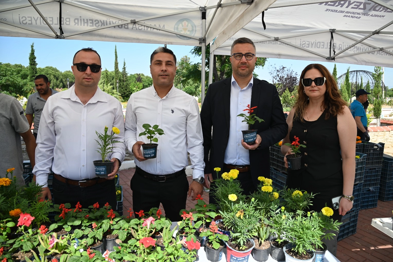 Manisa Büyükşehir'den Bayramda Mezarlık Ziyaretçilerine Çiçek
