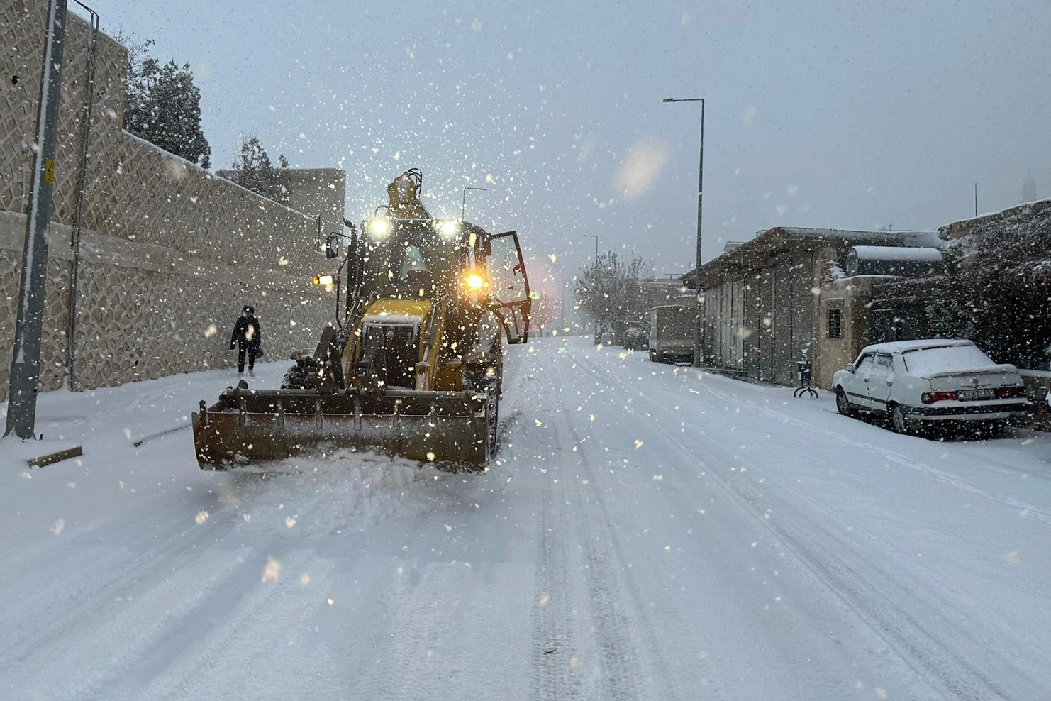 Mardin Artuklu karla mücadele için sahada