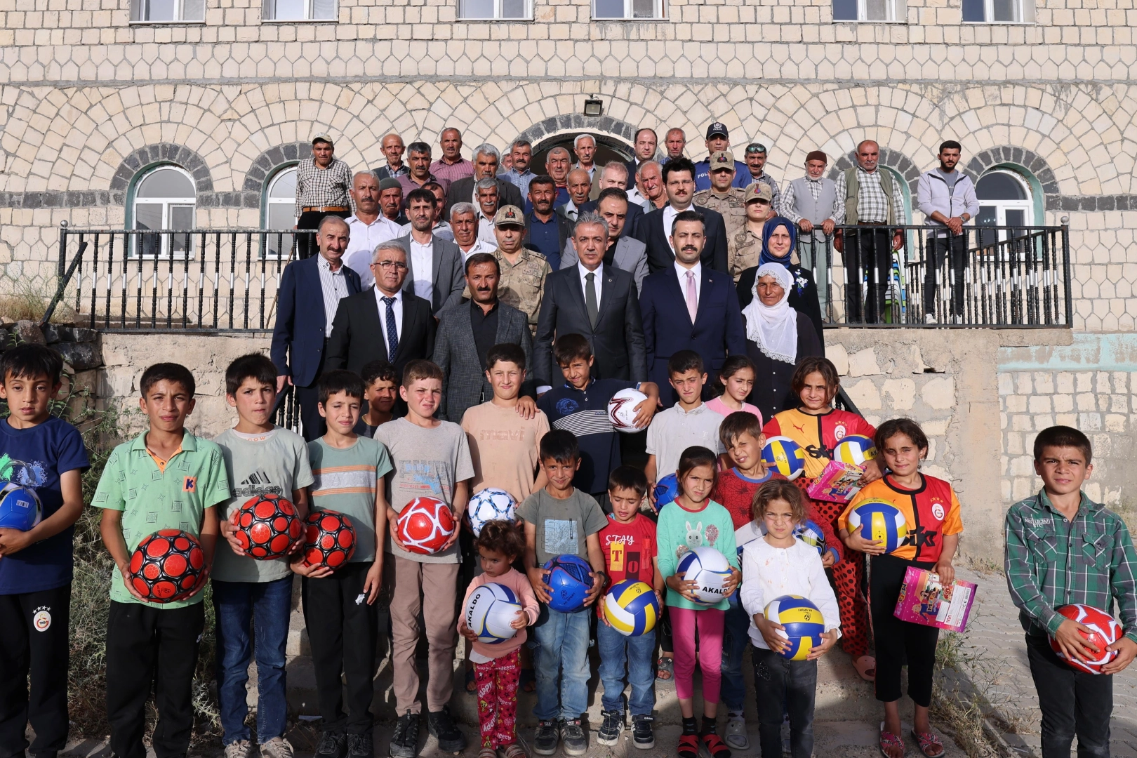 Mardin Valisi Akkoyun, Mazıdağı'nda vatandaşlarla buluştu.
