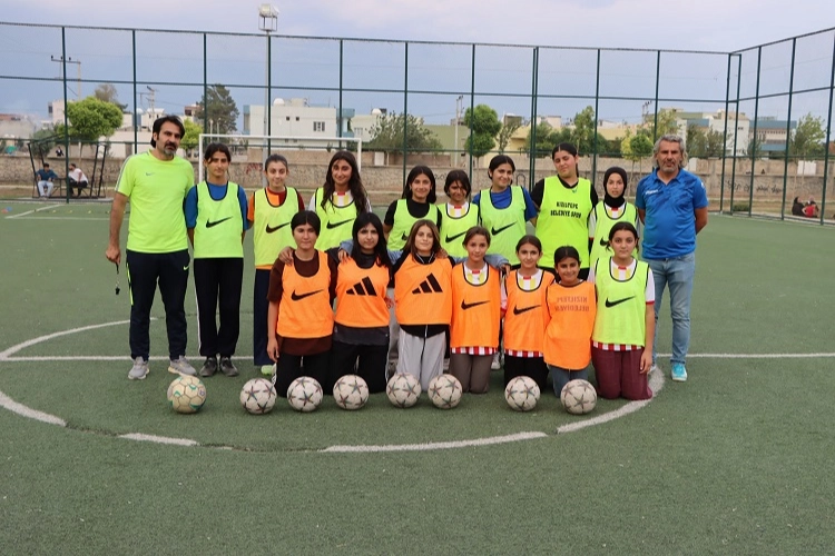 Mardin'de Kız Çocukları Futbola Sarıldı
