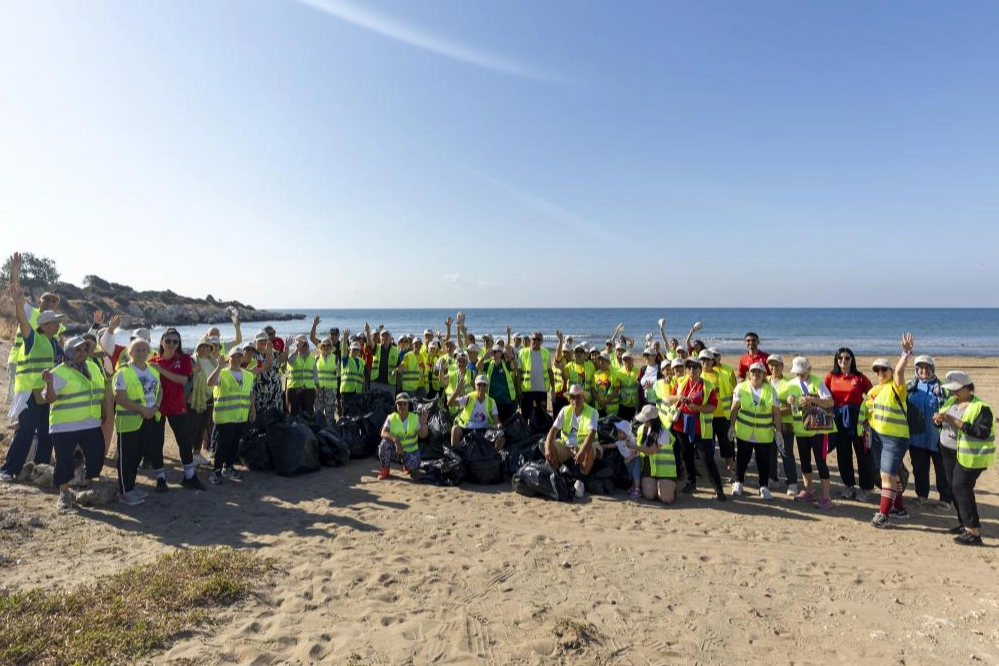 Mersin Büyükşehir, gönüllülerle Ayaş sahilini temizledi

