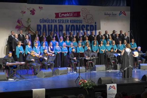 Mersin'de Emekliler Bahar Konseriyle Coştu
