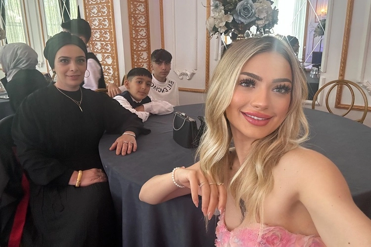 Nevide Çiçek, Kardeşinin Mezuniyetinde Ailesiyle Birlikte
