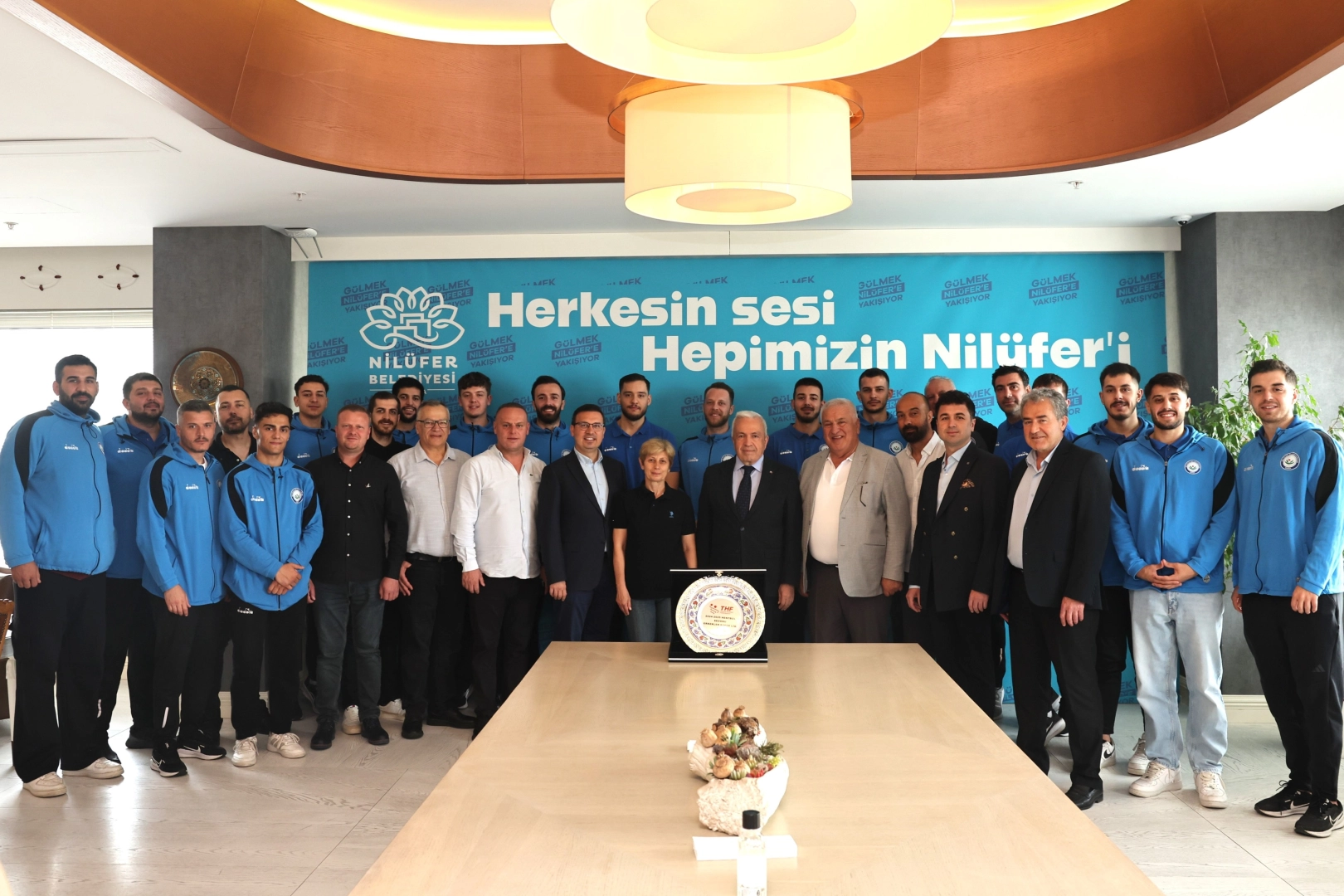 Nilüfer Hentbol Takımı, Başkan Özdemir'i Ziyaret Etti
