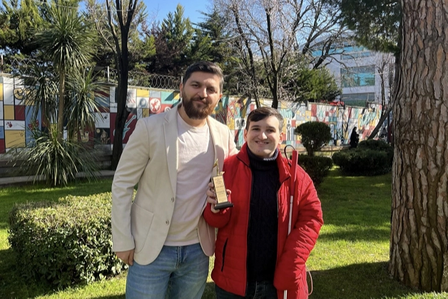 Görme Engelli Öğrenci, İletişim Ödülü Kazandı
