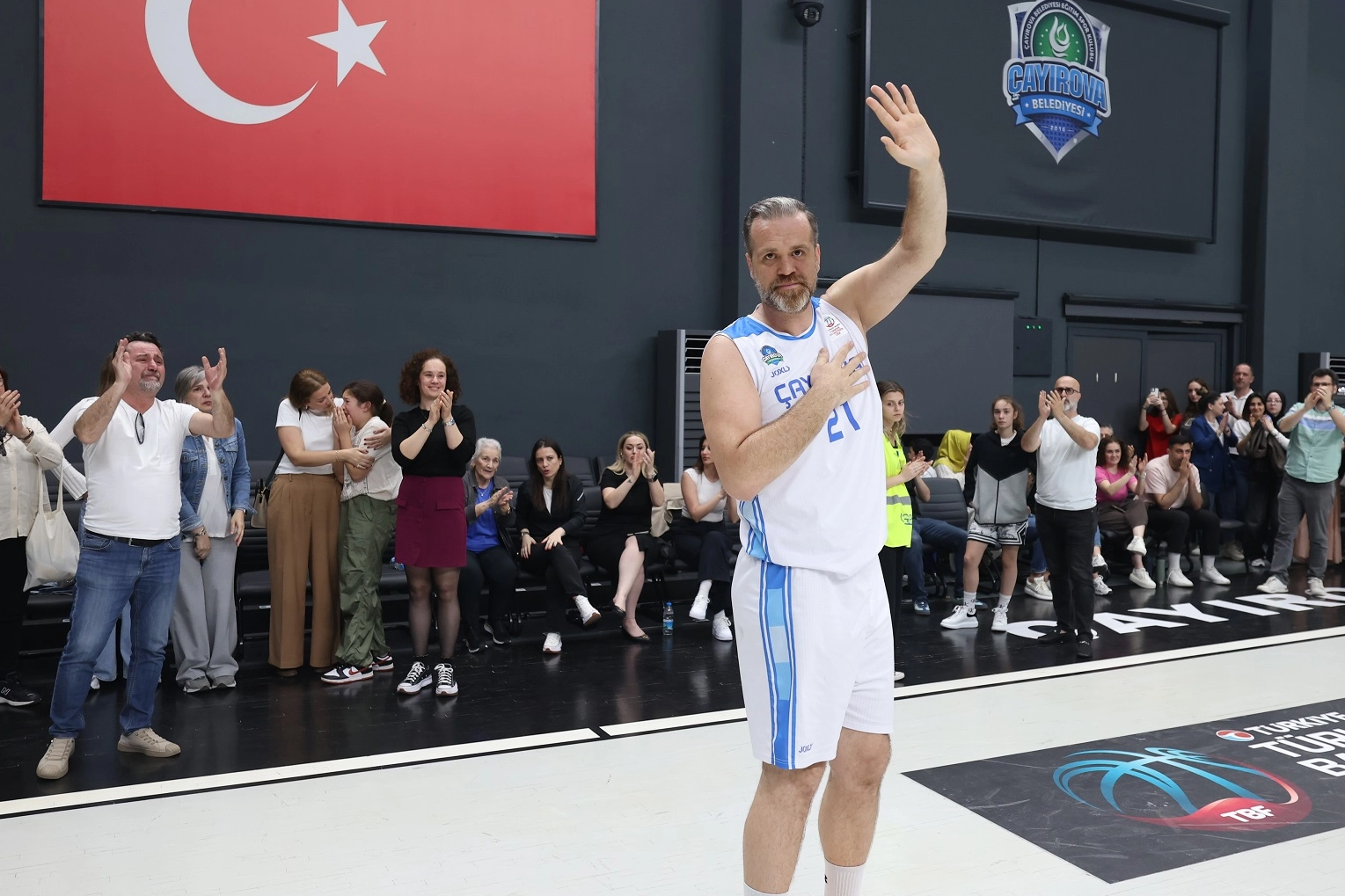 Oğuz Savaş Basketbola Veda Etti
