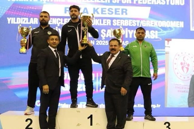 Sakarya Güreşçileri Sivas'ta Şampiyon Oldu
