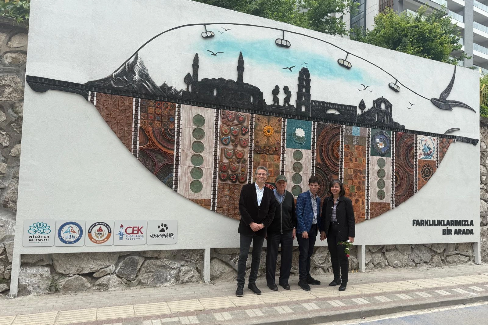 Bursa'da Özel Gereksinimli Gençlerden Dev Seramik Pano
