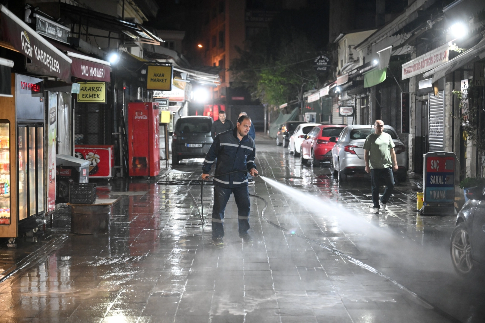 Tarihi Bornova Çarşısı'nda Gece Temizliği
