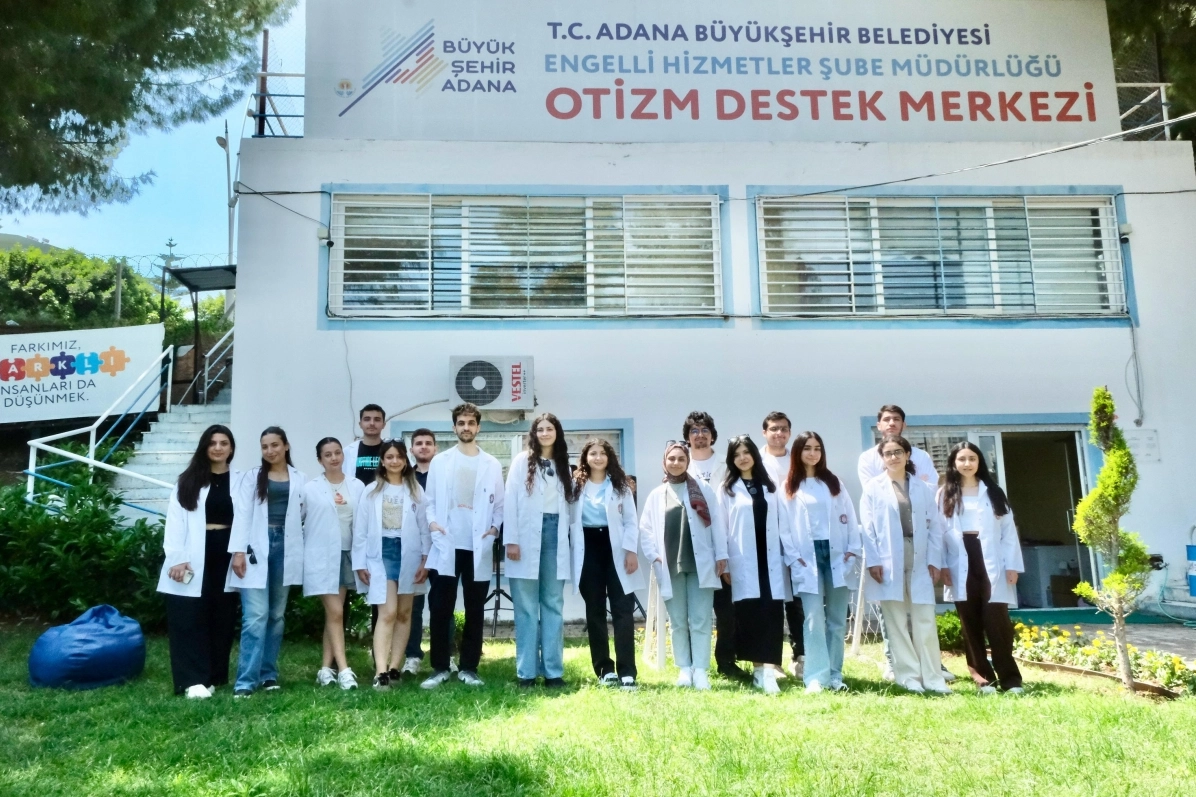 Tıp öğrencileri otizmli çocuklarla buluştu
