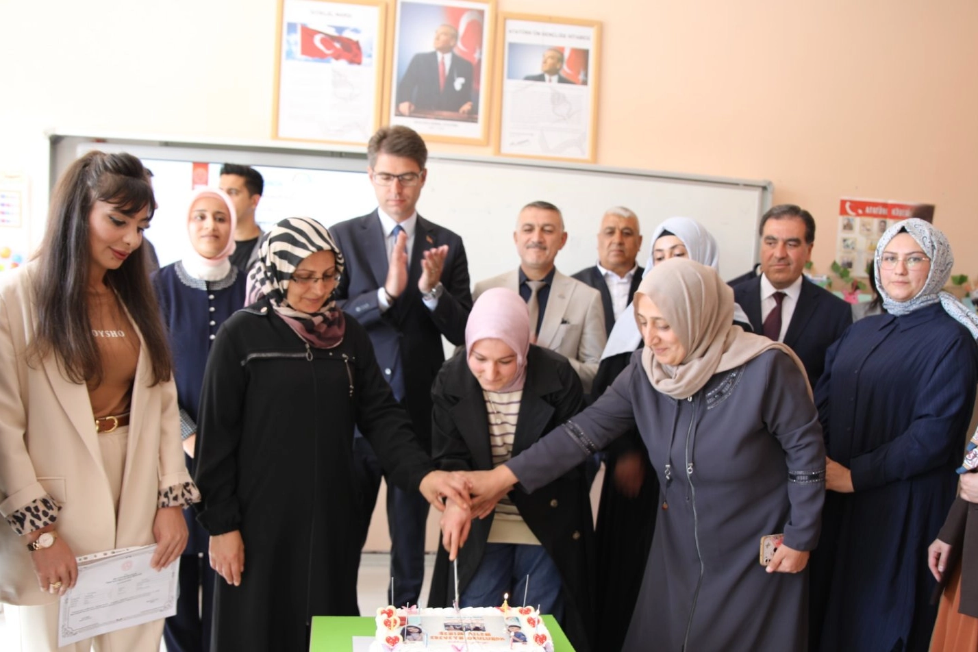 Van'da Ebeveyn Okulu Mezun Verdi
